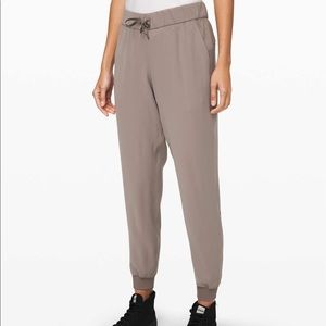 Lululemon on the fly jogger